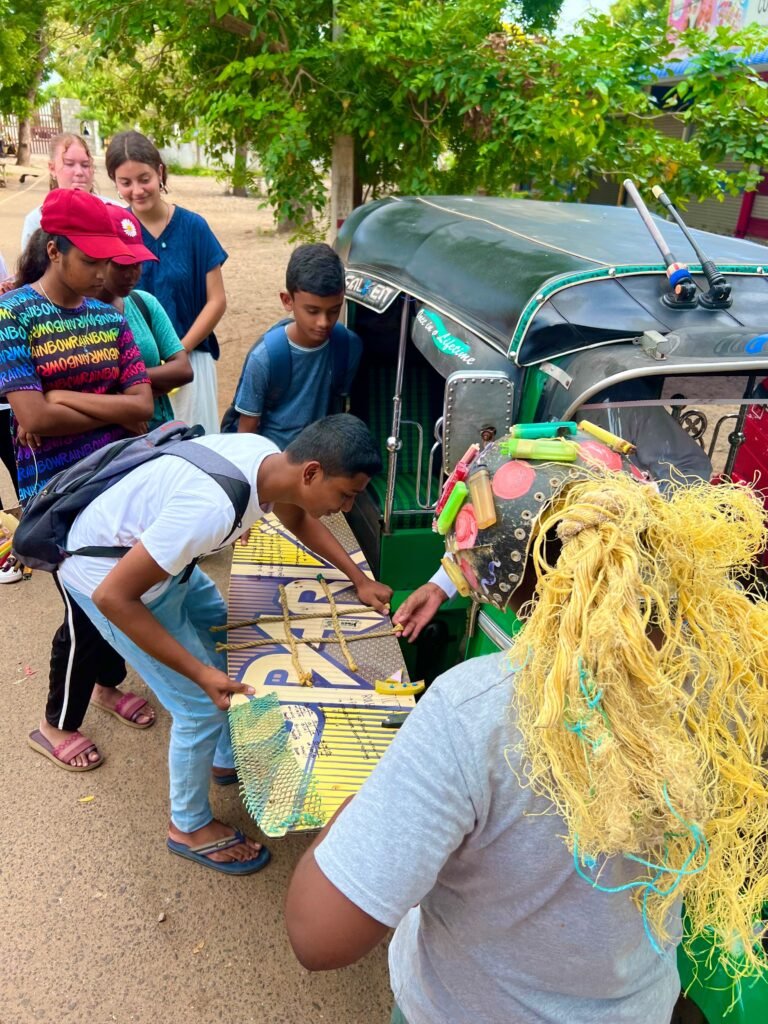 Jugendliche gestalten ein Tuk-Tuk mit recyceltem Material